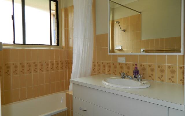 26 Wallis View - Opposite the Lake - 3 Bedroom Apartment