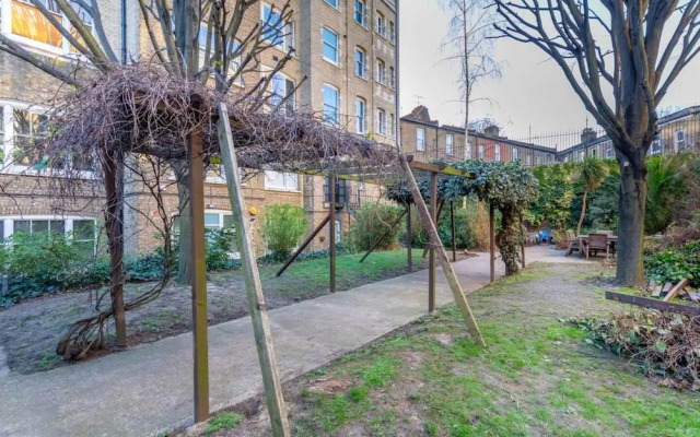 Tastefully Curated Mezzanine Studio Flat Hackney!