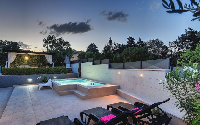 Holiday Home in Liznjan With Private Pool