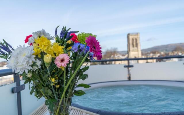Central Penthouse with Hot Tub & Views 22