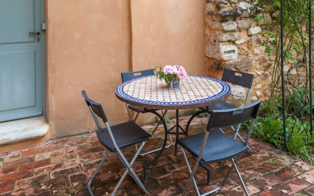 Secluded Holiday Home in Rustrel With Swimming Pool