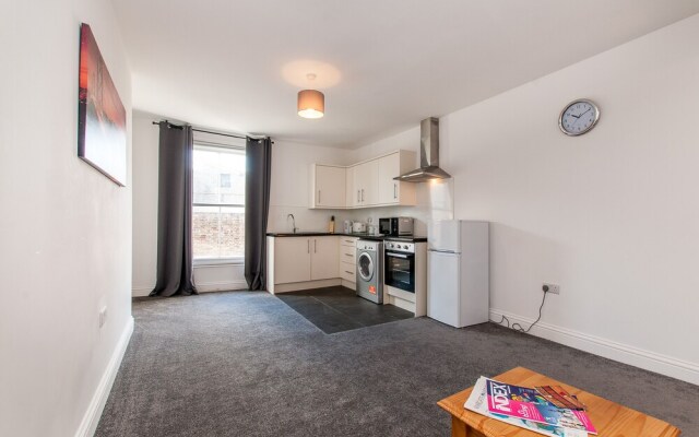 3 Bed Flat in Pedestrianized High Street