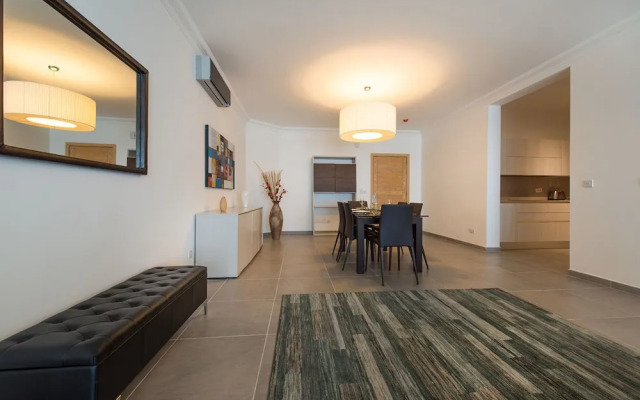 Seafront Luxury Apartment With Pool
