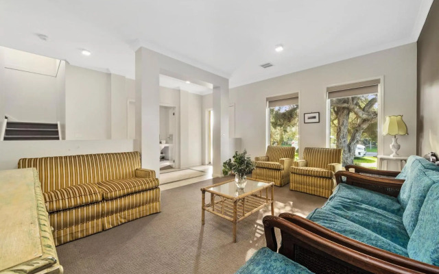 Modern Beachside 5 Bedrooms