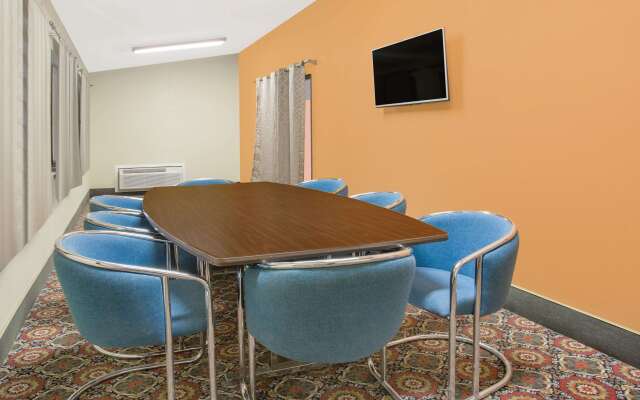 Days Inn & Suites by Wyndham Red Rock-Gallup