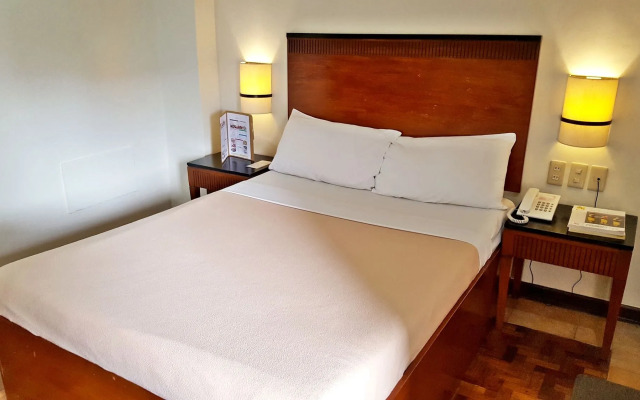 Royale Parc Inn & Suites