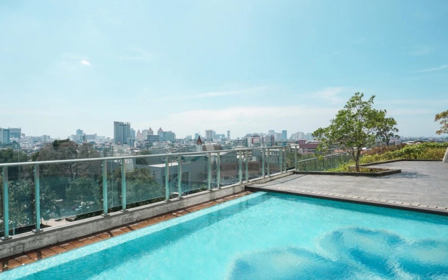 Comfy and Wonderful Studio Menteng Park Apartment