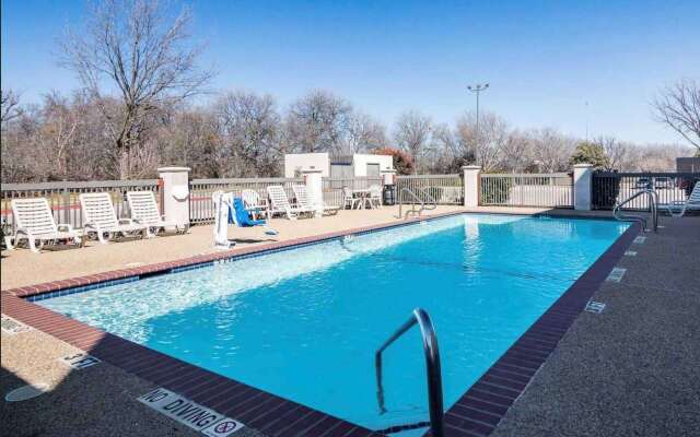 Days Inn by Wyndham Fort Worth North / Fossil Creek