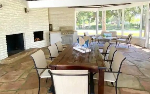 Cozy 4-Bedroom Beachside Home