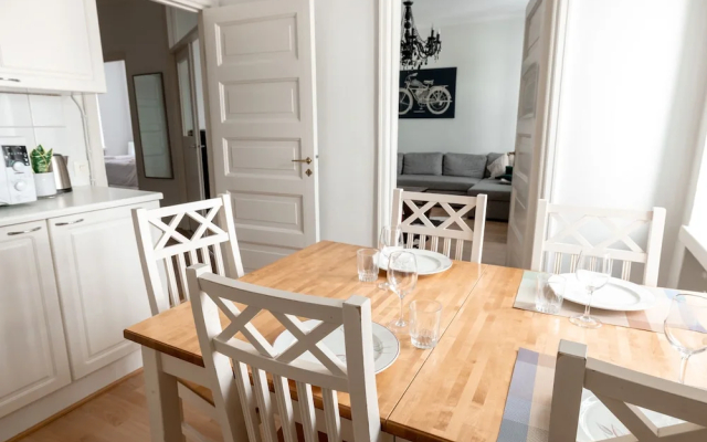 2ndhomes Bright 2BR Apartment