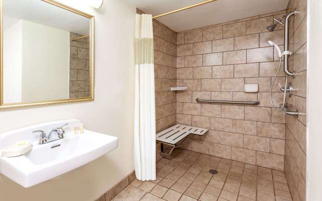 Days Inn & Suites by Wyndham Roseville/Detroit Area