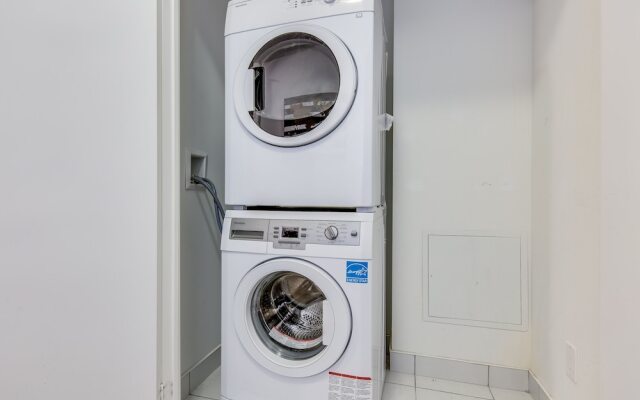 Great 1BR Suite in King West - Sleeps 4