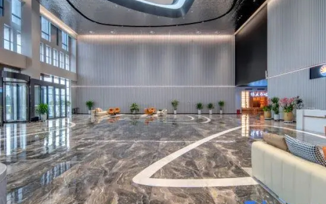 Huayue Kaixuan Grand Hotel (Weiye Building Xincheng Bus Station)