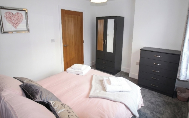 2 Bed, Sleeps 4, Pet Friendly, Free Parking