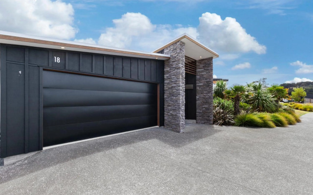 Stylish Villa Escape - Matakana Holiday Home