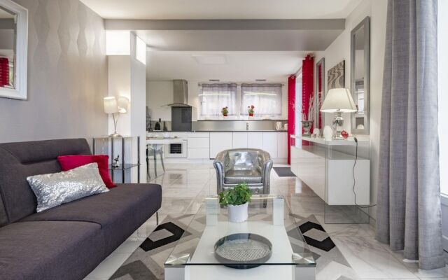 Panoramic White House Suite in Tulle