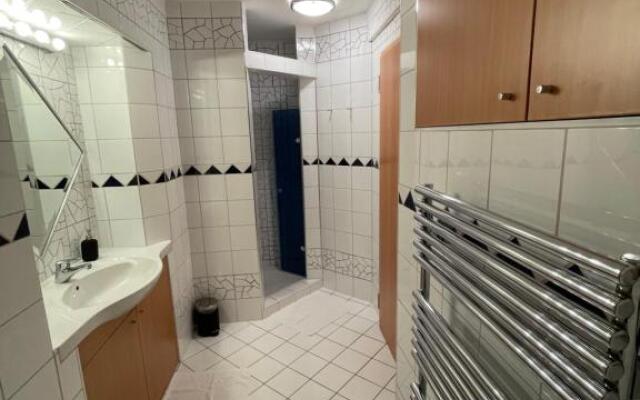 undertheroof at