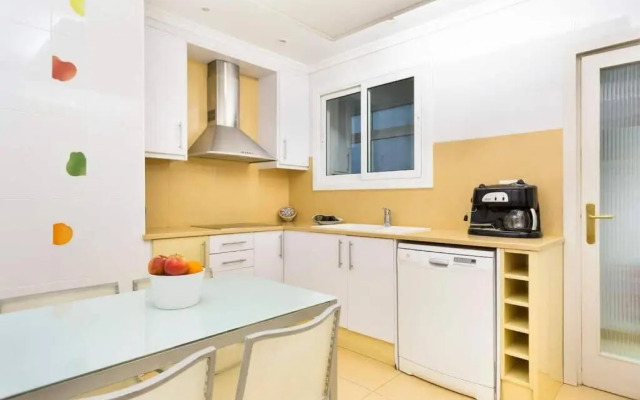 Central and Elegant 4 Bedroom by Placa Catalunya