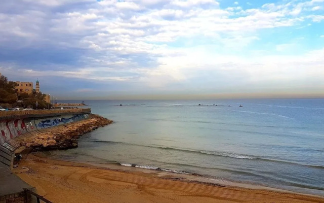 Beach Home in Tel Aviv near Water