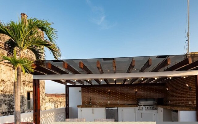 Amazing 6BR 2 Pools Sundeck BBQ inside Centro Historico b