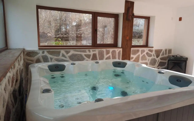 Villa Lyutovi Holiday Home