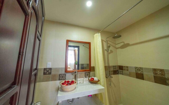 The Lake Hoian Hotel
