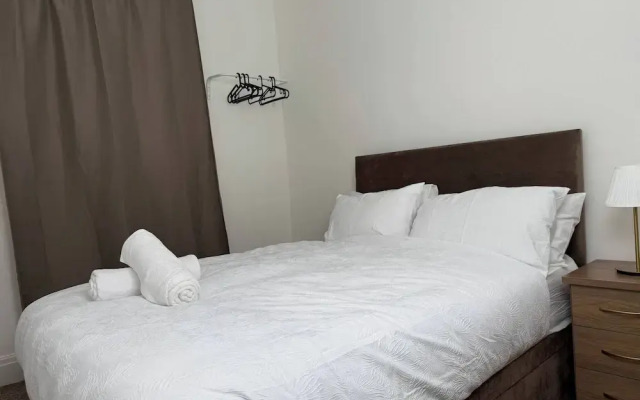 Urban Calm Spacious 3-bed Home With Free Parking