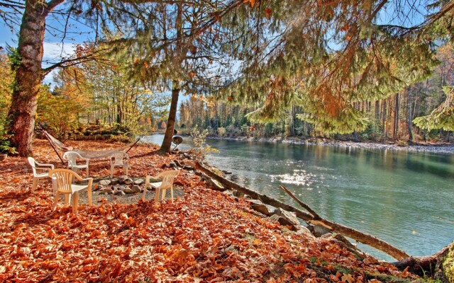 Baring Bend Lodge - Three Bedroom Cabin with Hot Tub