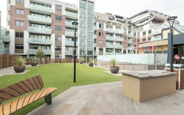 Charming 1BR in Fitzroy w/ Parking, Pool, + Gym!