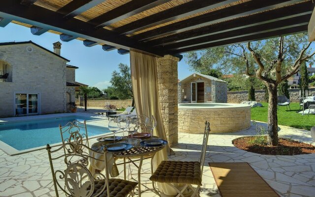 Charming Villa With Heated Pool Near Rovinj