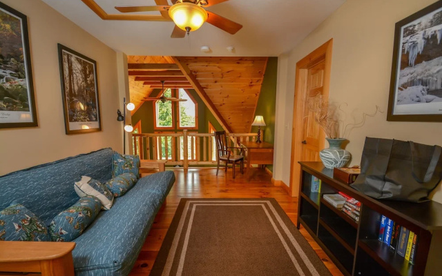 Cozy Bear Chalet 4 Bedroom House