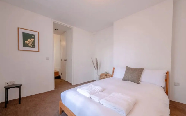 Stylish & Light Victorian 2BD Flat - Holland Park