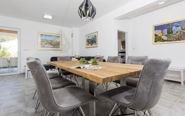 Charming Villa With Pool ,140m From the sea