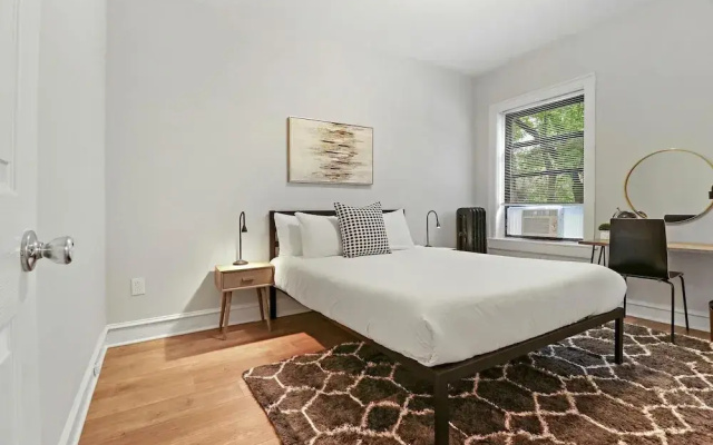 Spacious 2BR Near Dining - Touhy 1S