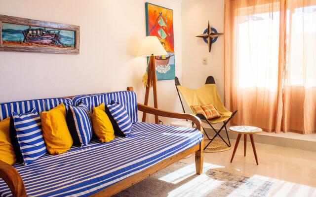 Linda casa c/piscina a beira mar AJA017