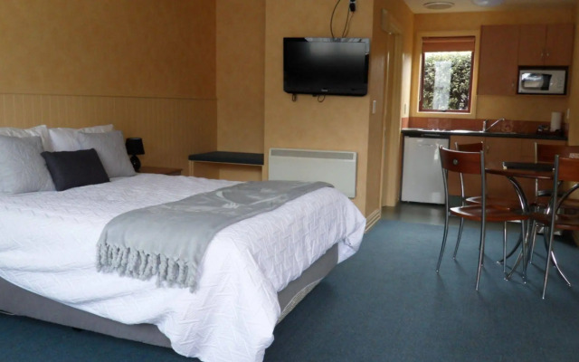 Red Tussock Motel