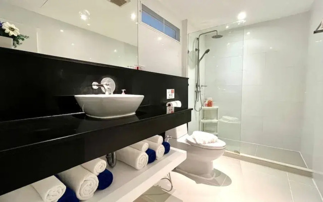 B12a Pool Access Partial Seaview 2brs 1bath Karon