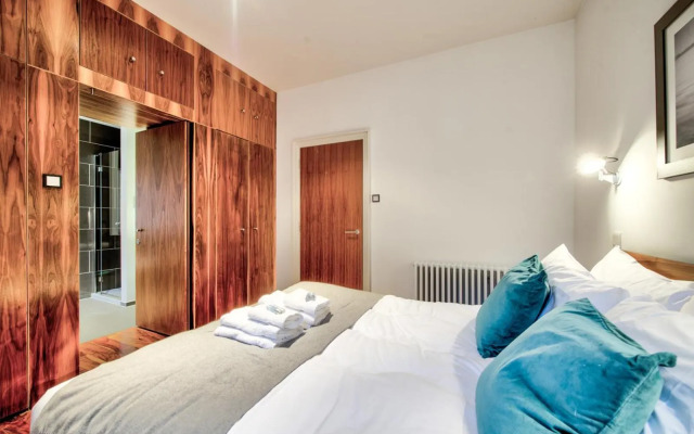 Sumptuous 2BR Apt Next To Edinburgh Castle!