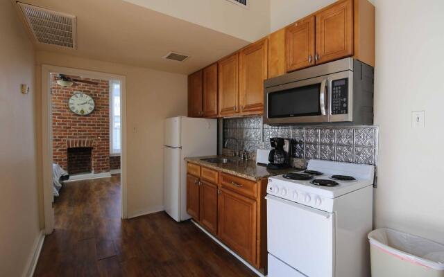 Hosteeva Iberville Street Suites