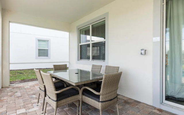 Luxe Champion's Gate Home w/ Pool, Spa, Gameroom