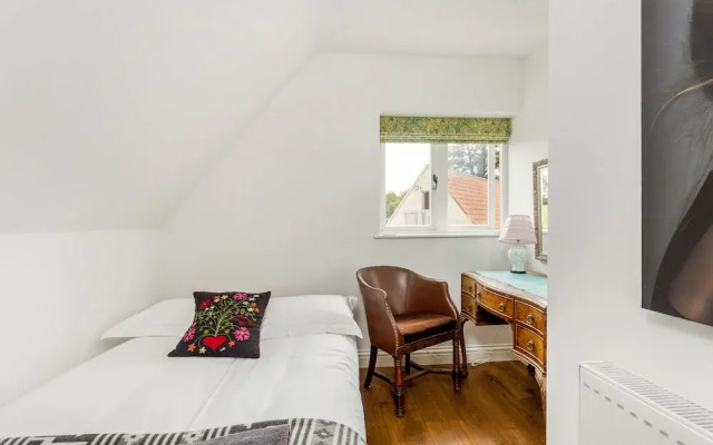 Spacious & Stylish Cotswold Family home