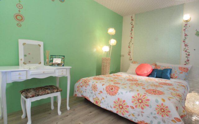 Love in Pearl Hostel