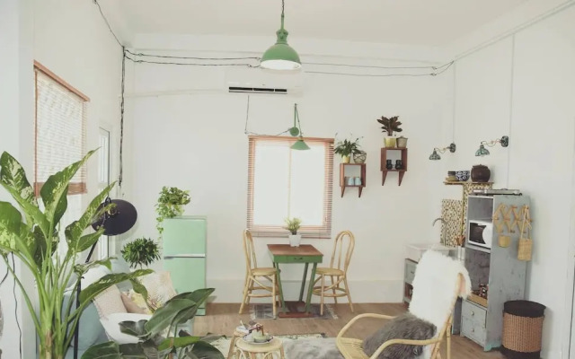 Sunny Greenery oasis in downtown