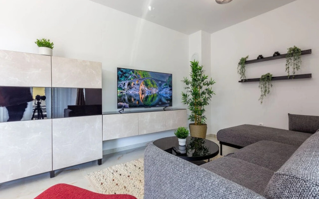 Exquisite Prestige Luxury Apartments With Shared Pool
