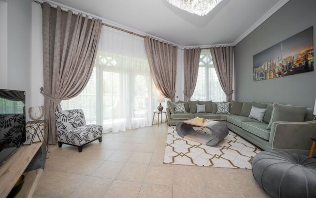 Luton Vacation Homes - Shoreline Apartment with Beach access