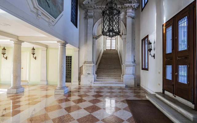 Ca' Degli Specchi Grand Canal