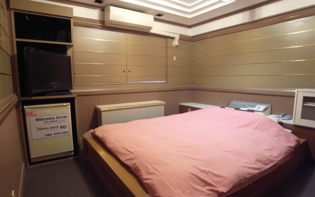 Hotel Tee (Adult Only)