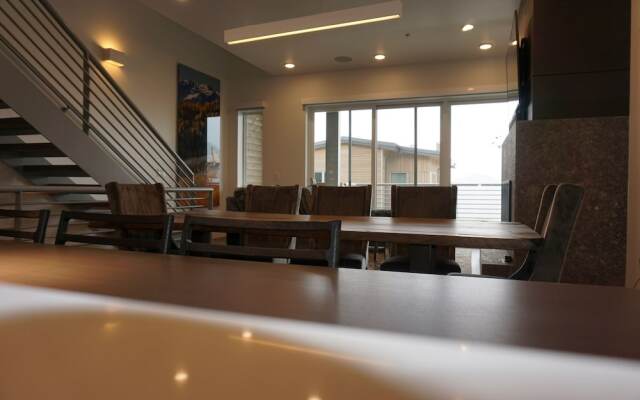 New 3br/4ba Stunning  In Canyons Village 3 Bedroom Condo by RedAwning