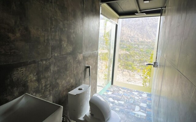 Stunning Cliff-edge 2-bedroom Chalet in Karimabad