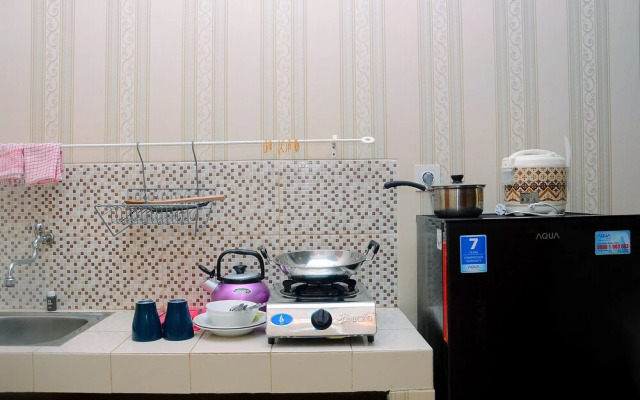 Fully Furnished Studio with Queen Bed at Dave Apartment